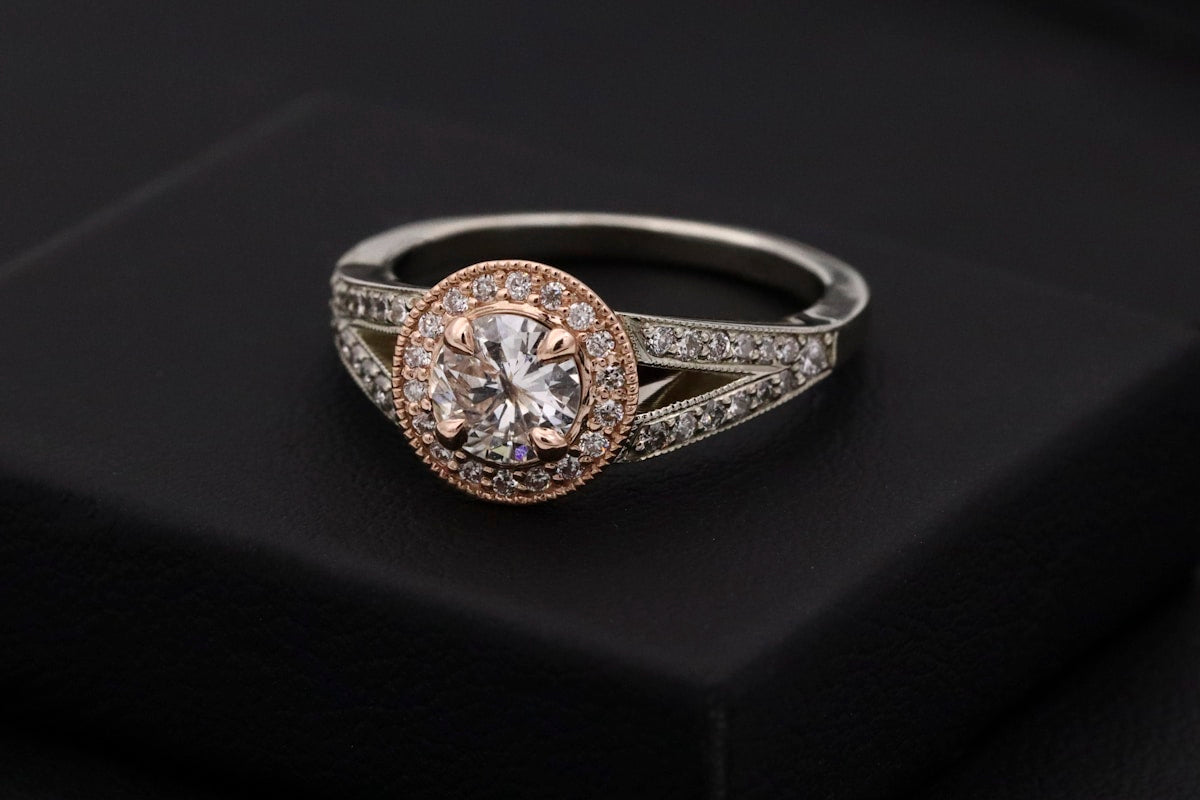 Bague dorée au design raffiné