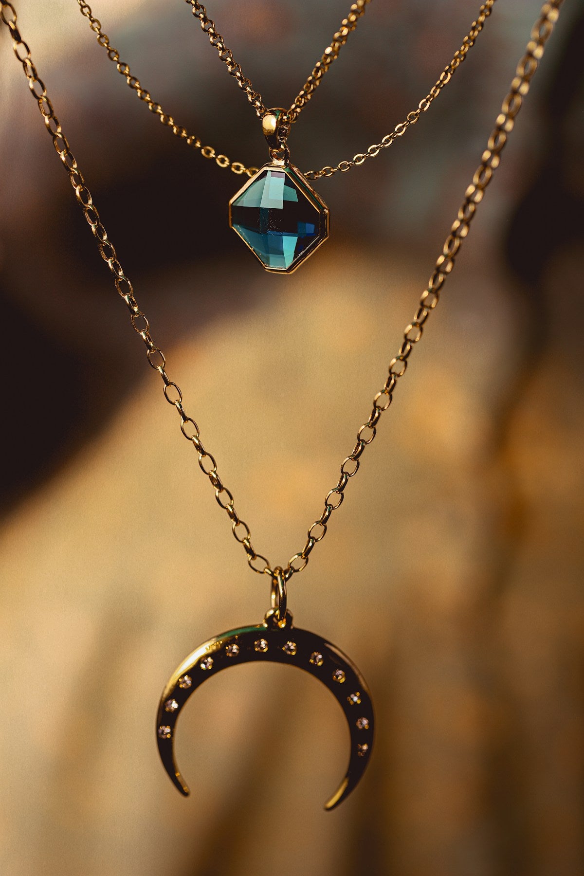 Collier doré élégant et intemporel